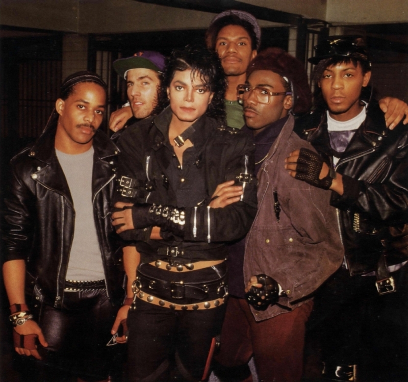 Michael junto con un pequeo grupo de bailarines que participaron en la grabacin de Bad.