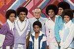The Jackson Five, invitados especiales de algún show nocturno de la tv estadounidense de los 70's... el hombre del medio parece ser el presentador...