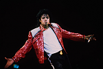 Michael en un concierto, o tal vez en un ensayo... lo que s es seguro es que el Rey cantaba Beat it, esa chaqueta es inconfundible. Por su aspecto...